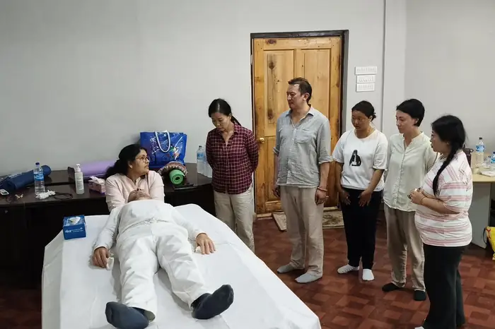 Demonstrating hand positions before the group practises.